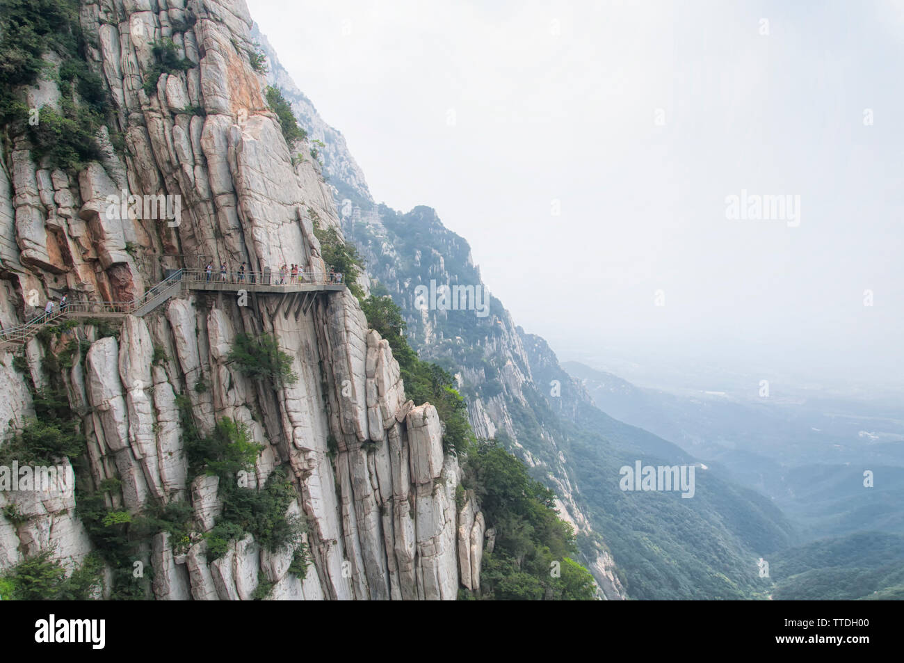 Die sanhuang Plank weg zu den Klippen auf dem Berg Song in der Provinz Henan China gesichert. Stockfoto