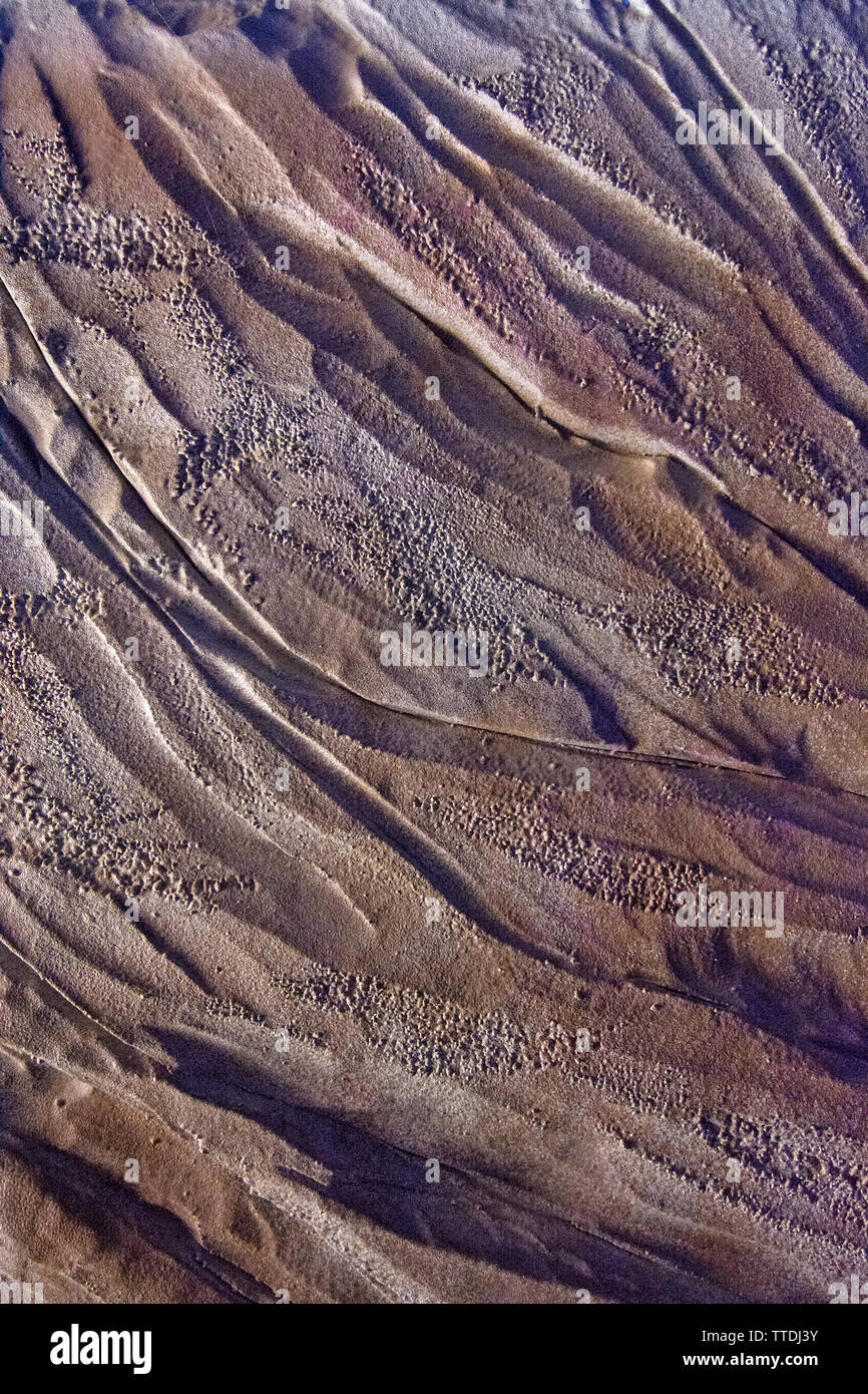 Glatt verputzte Oberfläche Hintergrund Textur in natürliche Braun mit Wellenformen vertikal. Stockfoto