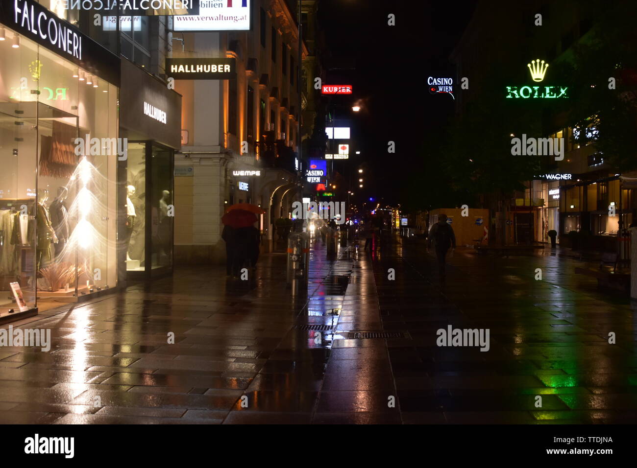 Foto von Kärntner Straße in der Innenstadt von Wien während einer dunklen regnerischen Nacht entfernt Stockfoto