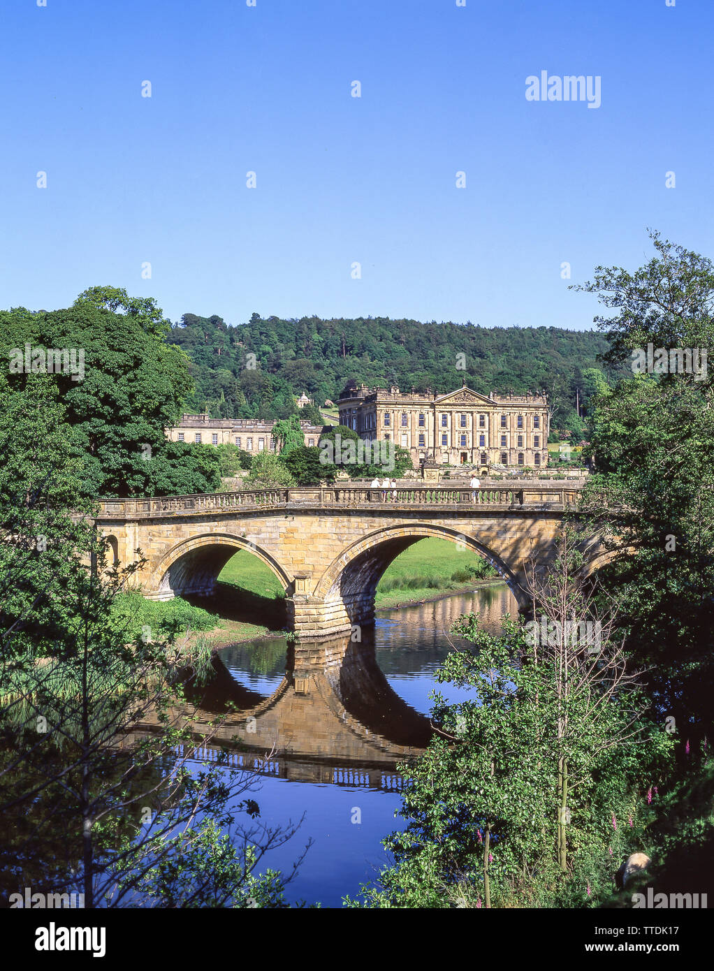 16. jahrhundert Chatsworth House über den Fluss Derwent, Edensor, Derbyshire, England, Vereinigtes Königreich Stockfoto