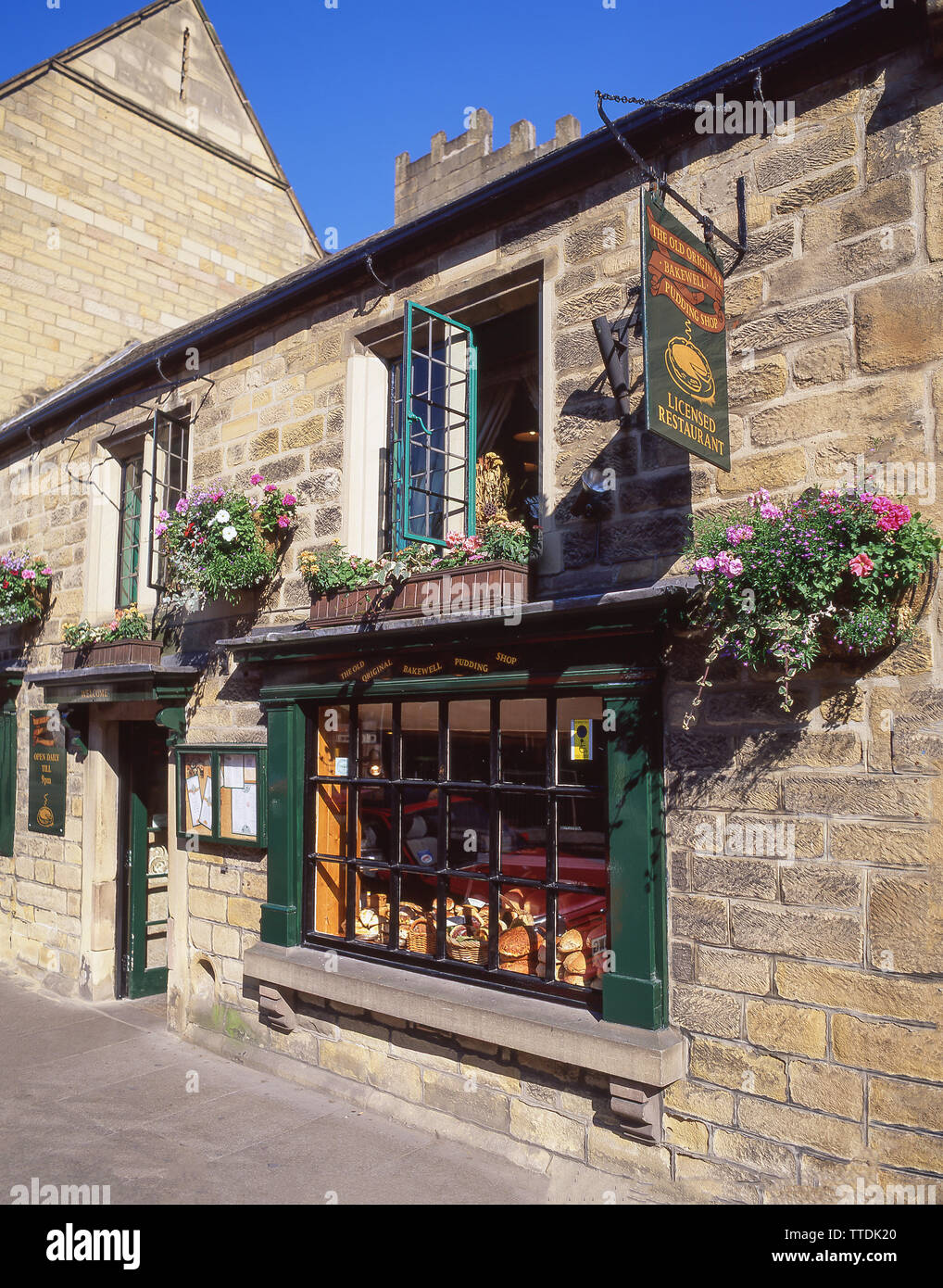Die alten ursprünglichen Bakewell Pudding Shop, The Square, Bakewell, Derbyshire, England, Vereinigtes Königreich Stockfoto