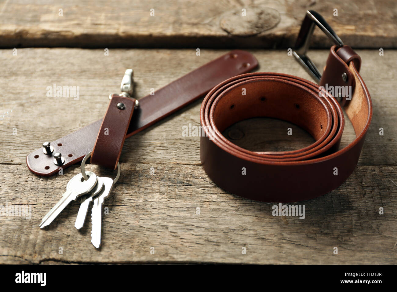 Modische Accessoires auf hölzernen Hintergrund Stockfoto
