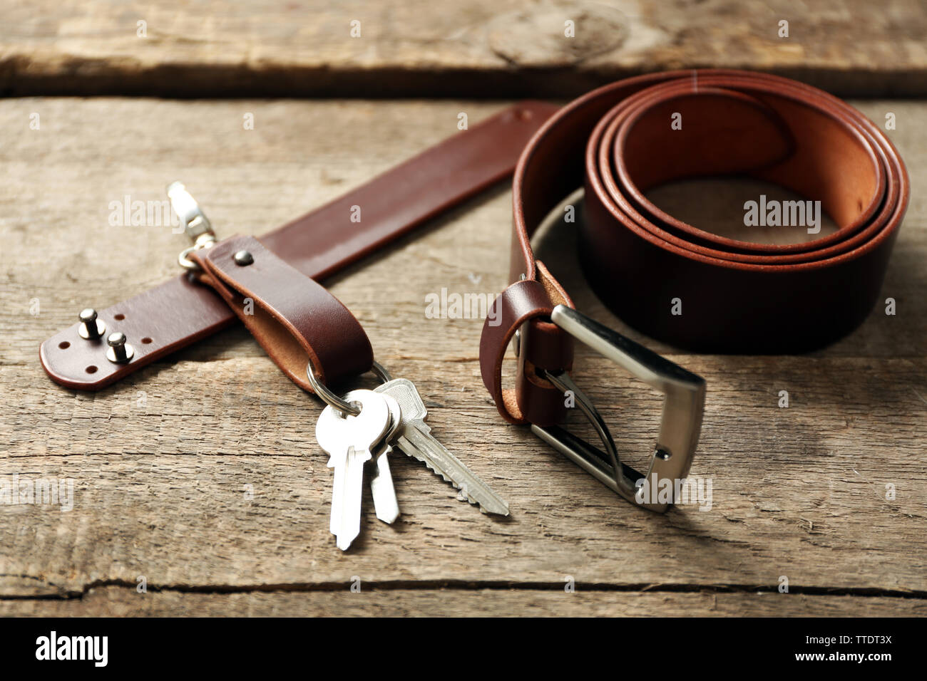 Modische Accessoires auf hölzernen Hintergrund Stockfoto