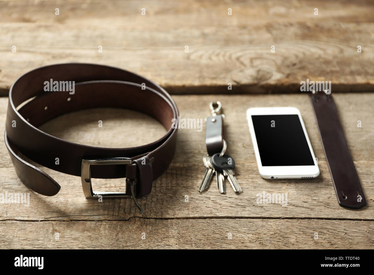 Modische Accessoires auf hölzernen Hintergrund Stockfoto