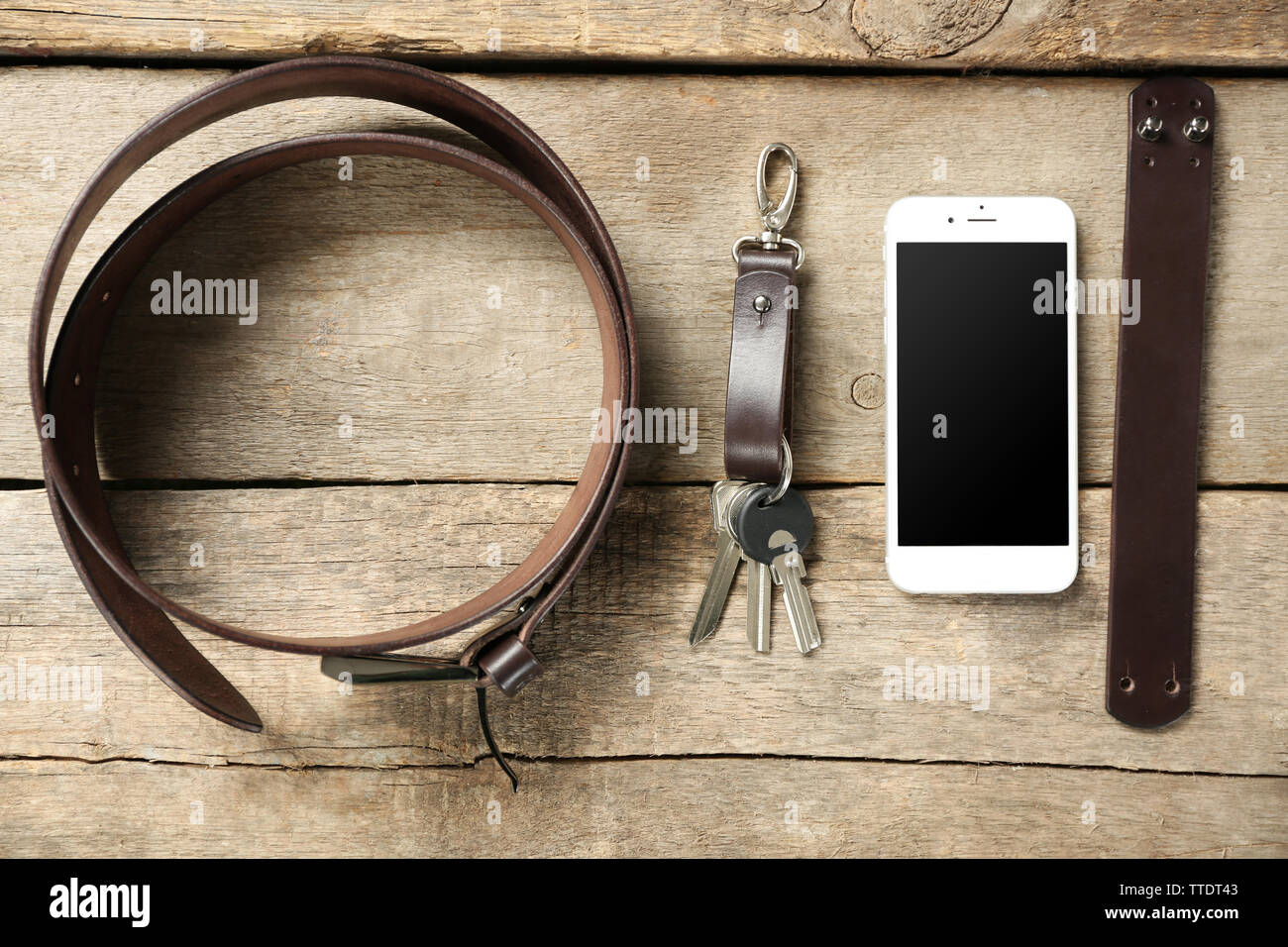 Modische Accessoires auf hölzernen Hintergrund Stockfoto