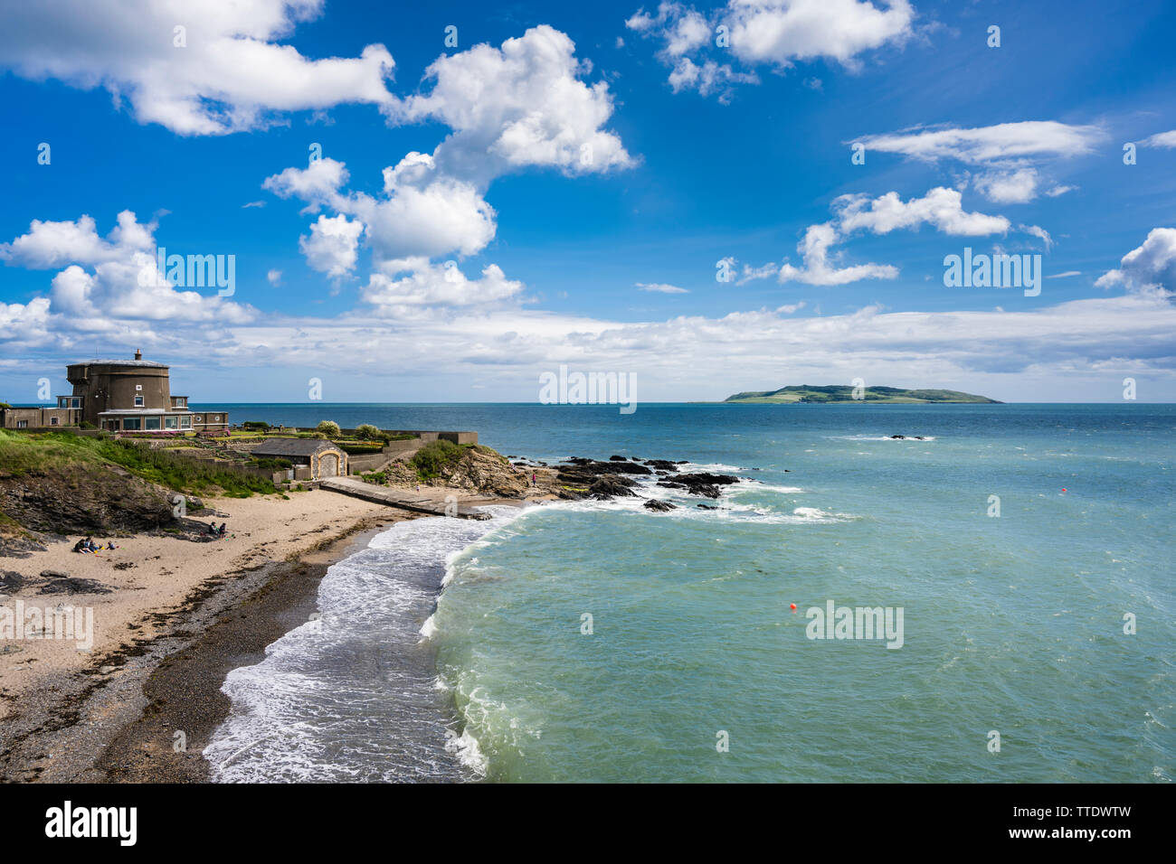 Blick nach Osten von Portrane, County Dublin, Irland, in Richtung der Insel Lambay, mit Martello Tower auf der linken Seite Stockfoto