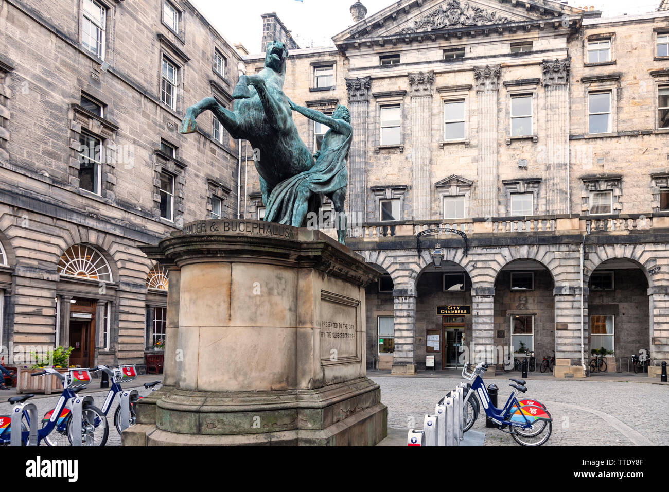 Die Statue (1884, Sir John Edelstahl) von Alexander zähmung Bucepalus im Viereck aus Edinburgh City Chambers, (1761, John Adam) an der Royal Mile. Stockfoto