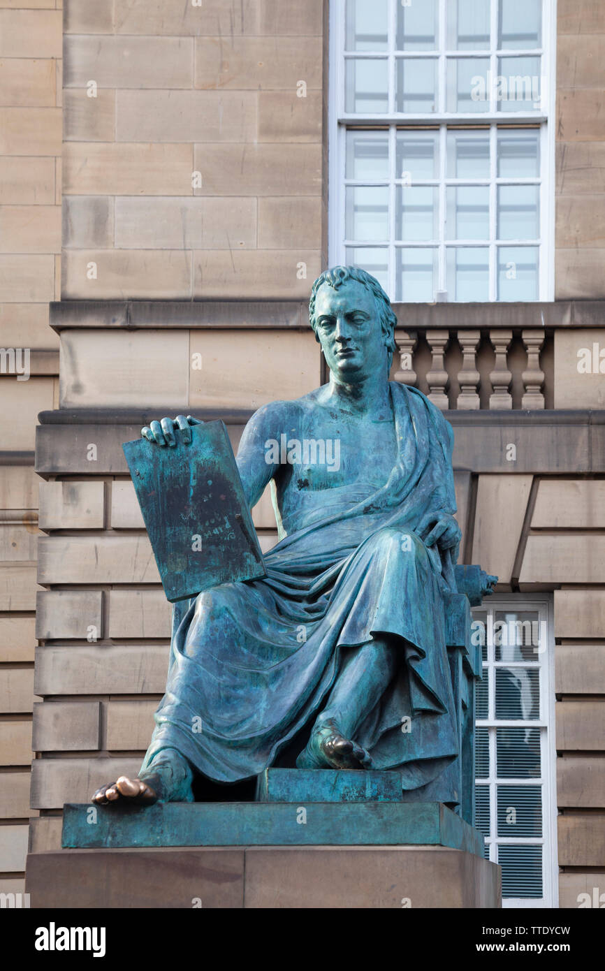 Statue (1997) der Schottischen Erleuchtung Philosoph David Hume im griechischen Stil gekleidet, die durch sandige Stoddart, in der Royal Mile, Edinburgh, Schottland. Stockfoto
