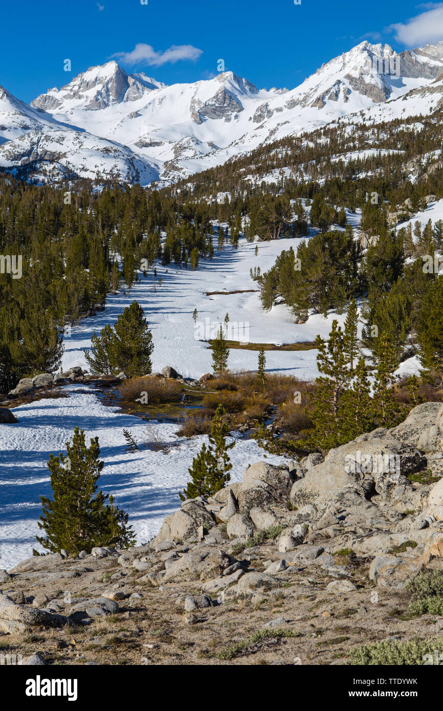 Die schneebedeckten Gipfel im Frühjahr an kleinen Seen Tal der östlichen Sierra Nevada Bergen in Kalifornien, USA Stockfoto