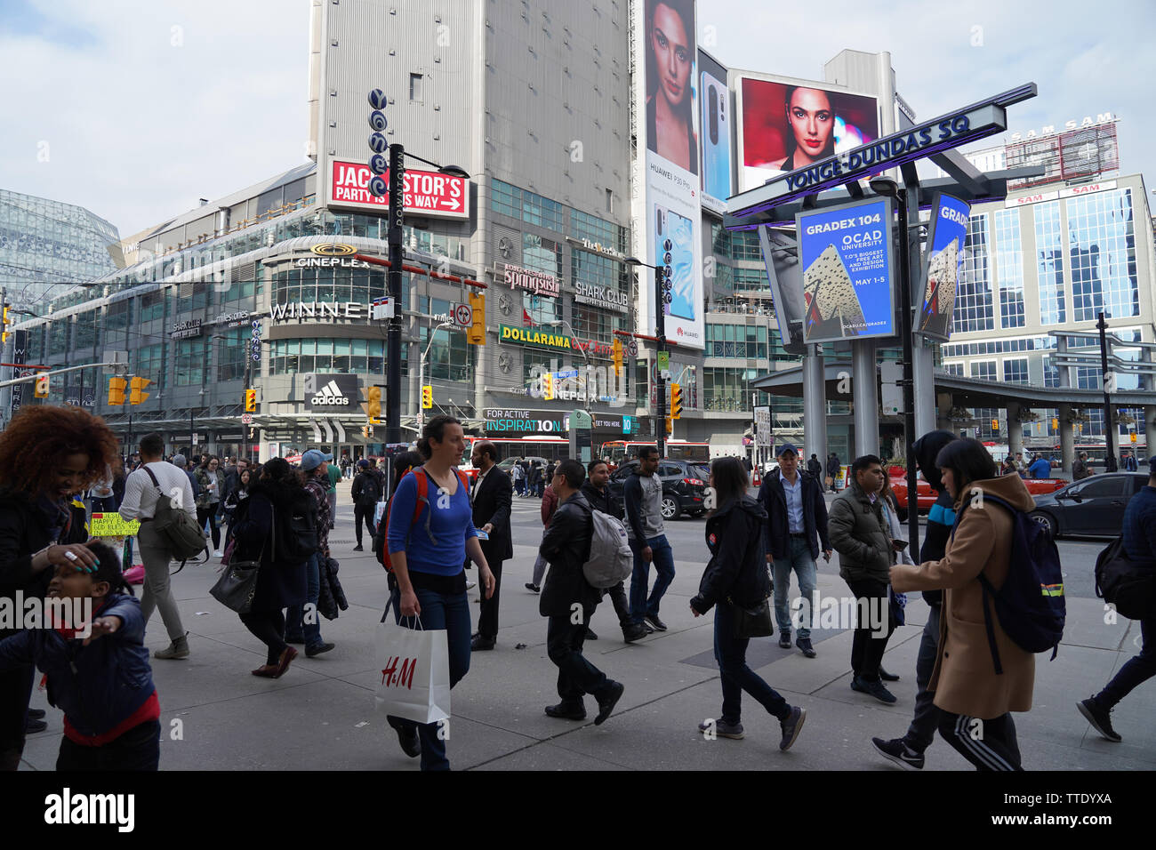 Viele Menschen wandern entlang der Yonge Street in Toronto, Kanada, im Laufe des Tages Stockfoto