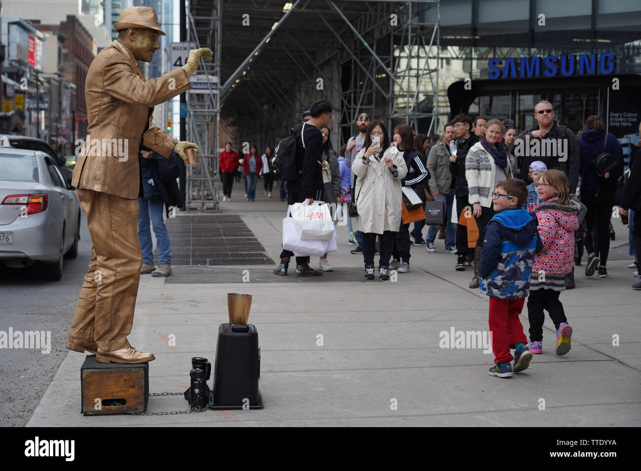 Street artist lebende Statue winkt für Kinder von außerhalb in einer nordamerikanischen Stadt Stockfoto