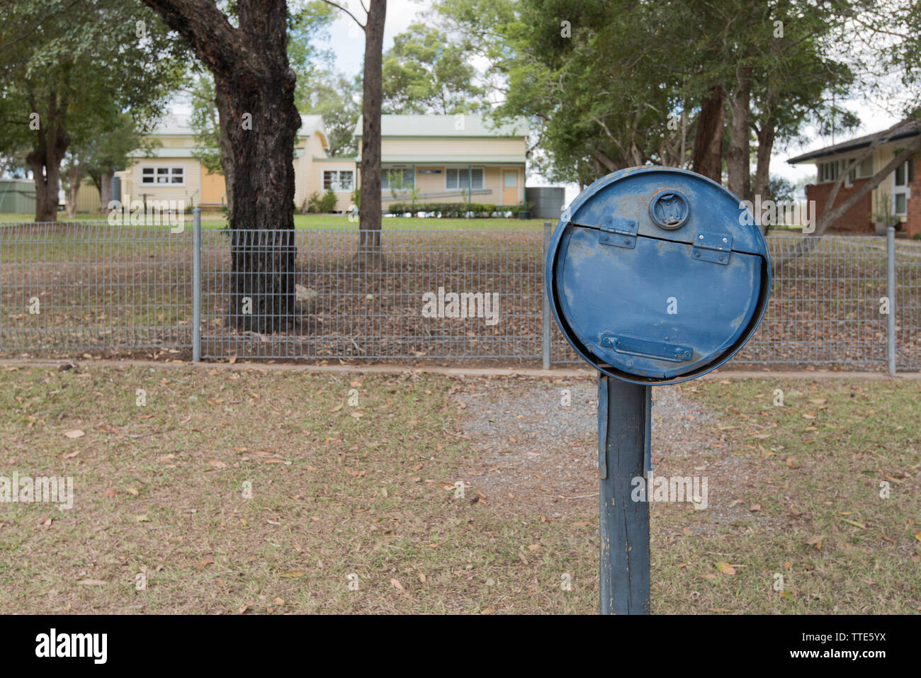 Der Briefkasten außerhalb Krambach (Pop 2016: 378) Öffentliche Grundschule landeinwärts von der Mitte der Nordküste von New South Wales, Australien Stockfoto