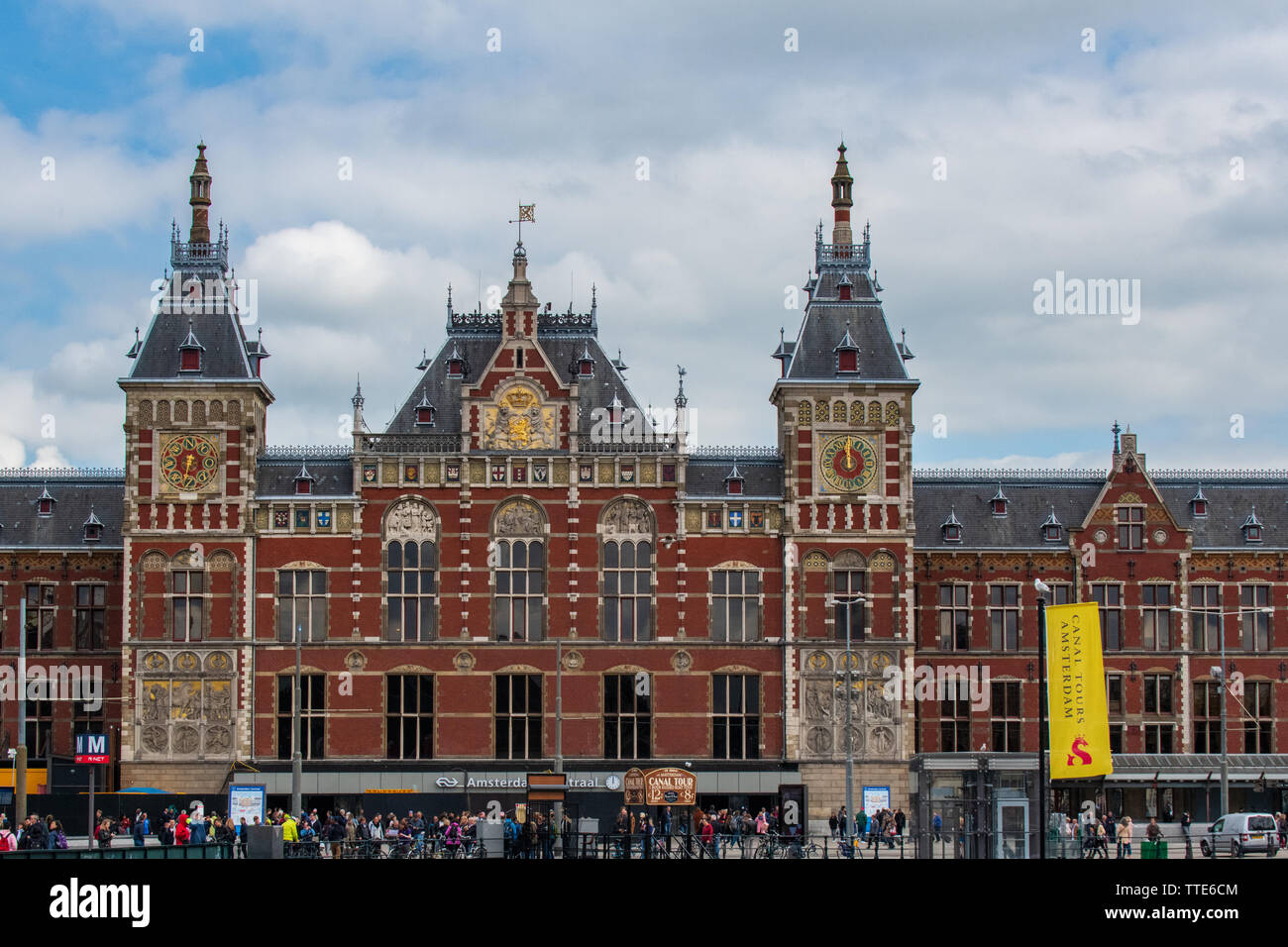 Amsterdam Central/Amsterdam Centraal - Hauptbahnhof / Bahnhof in Amsterdam Niederlande - Stockfoto