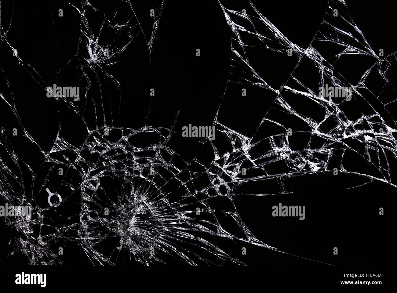 Risse im Glas auf schwarzem Hintergrund Stockfoto