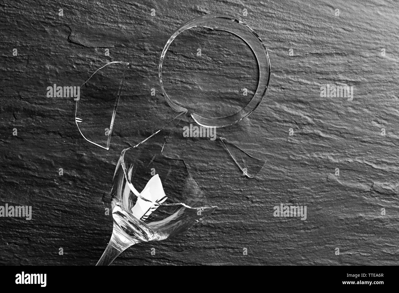 Gebrochene Glas Wein auf grauem Hintergrund Stockfoto