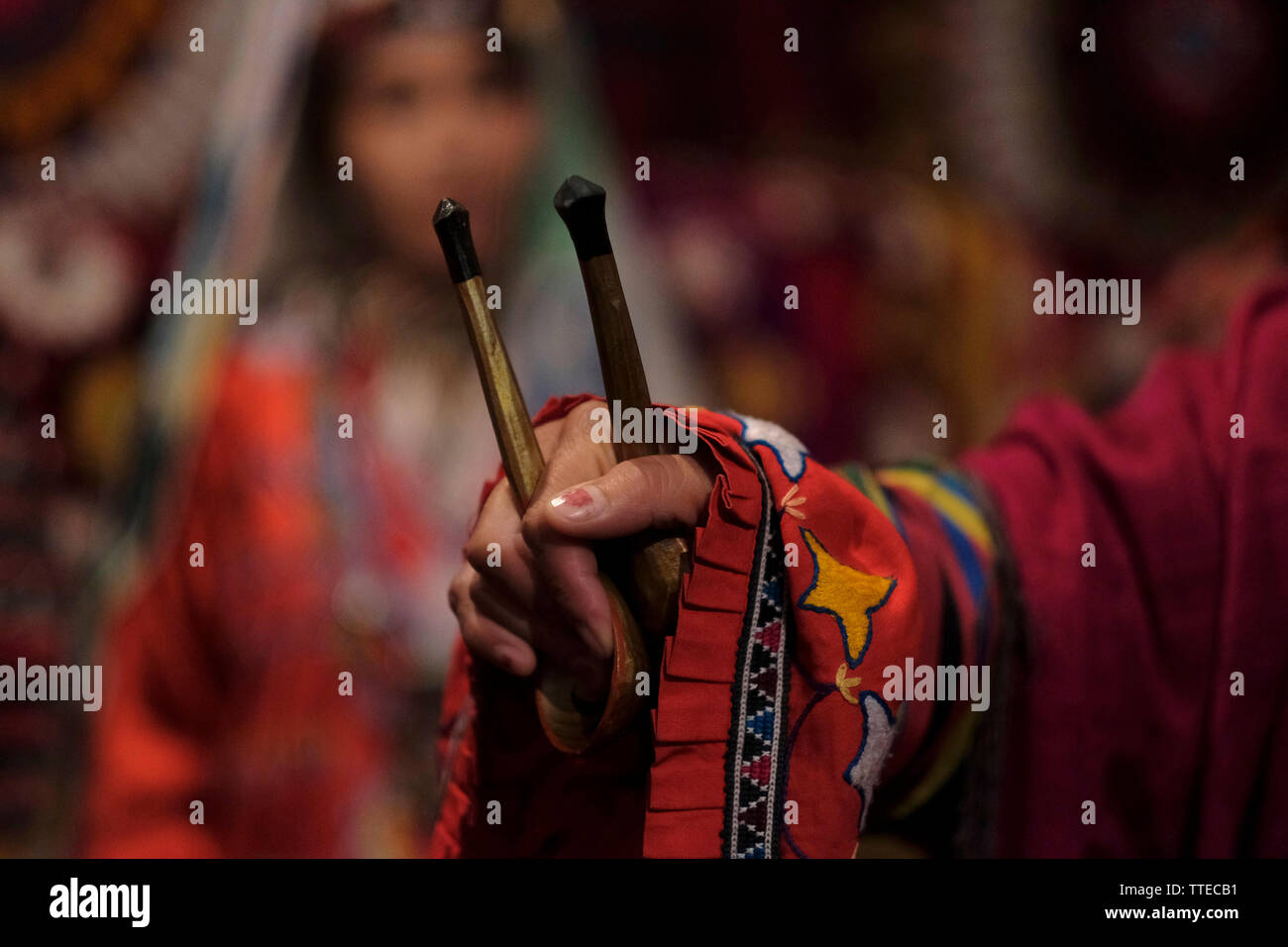 Usbekische Frau in traditioneller Tracht aus dem Gebiet Surchandarja Region in der Nähe der südlichen Grenze zu Tadschikistan mit Holzlöffel für Percussion während der Löffel Tanz. Usbekistan Stockfoto
