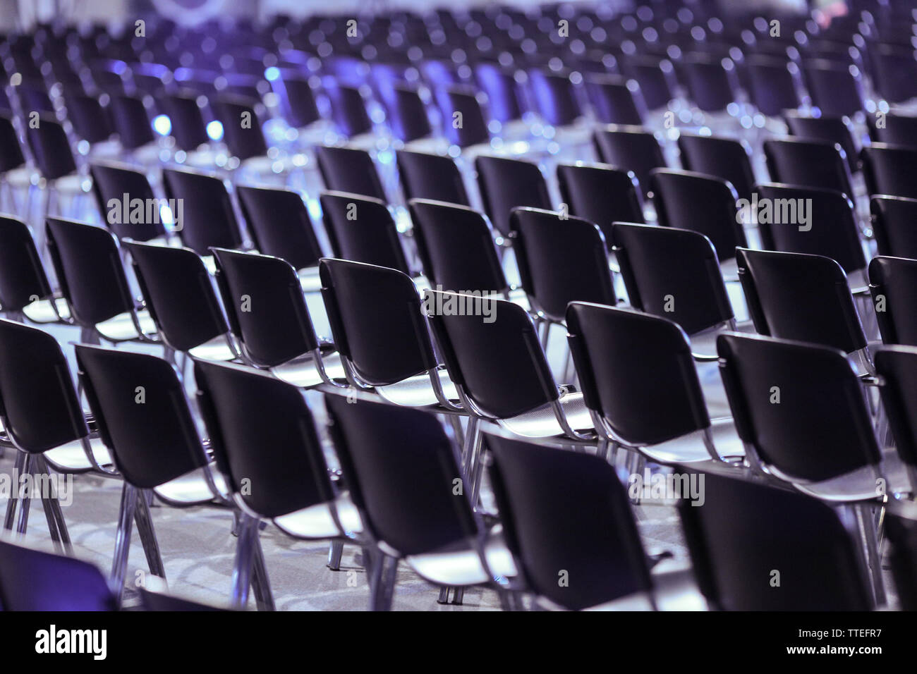 Reihen von leeren Kunststoff Sitze in einem leeren Konferenzraum - keine Menschen. Stockfoto