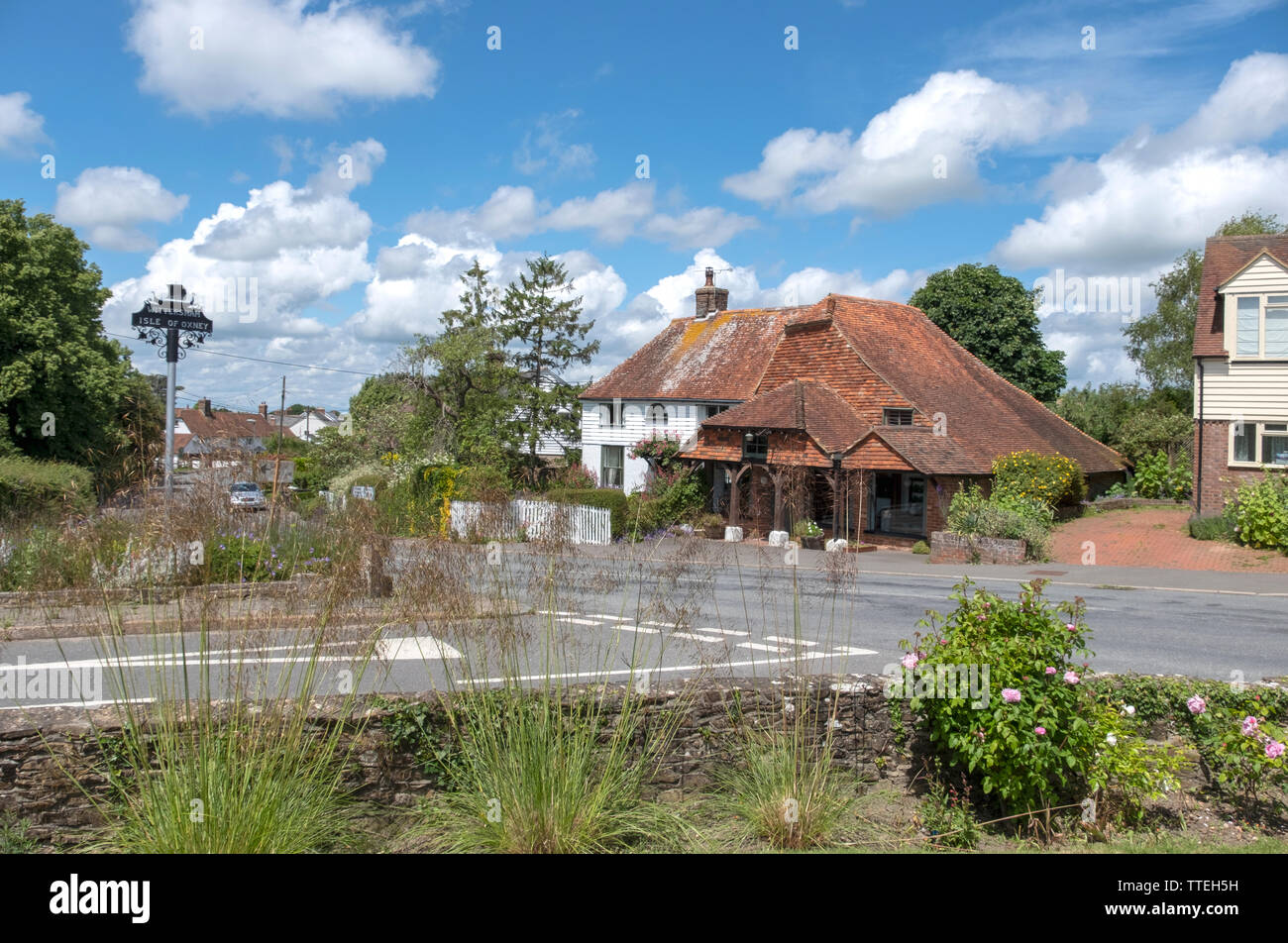 Traditionelle Kentish rot gefliestem catslide Dach, Wittersham, Kent, Großbritannien Stockfoto