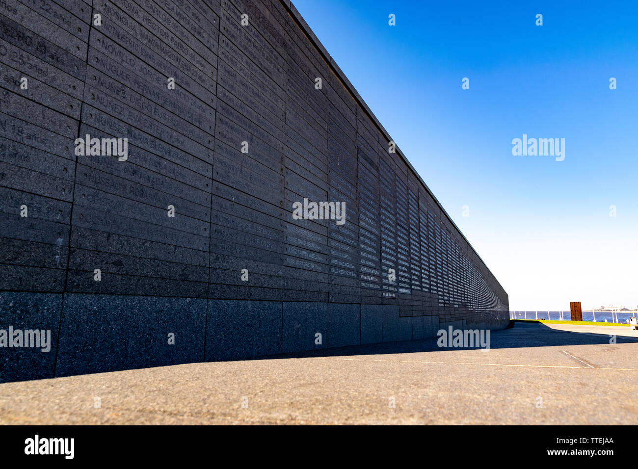 Wall in the Park of Memory. Befindet sich am Rio de la Plata in Buenos Aires City. Die Namen der Vermissten durch die letzte Diktatur in Argentinien. Stockfoto