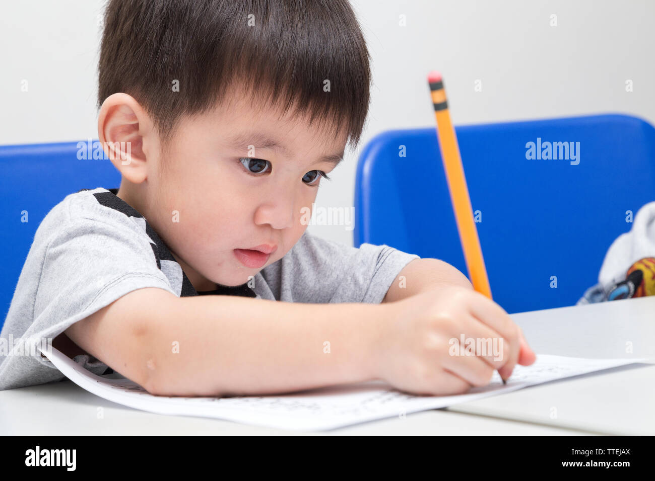 Manila, Philippinen - August, 18, 2016: Kleine Junge ist Lernen mit einem Bleistift im Unterricht in der Schule zu schreiben Stockfoto