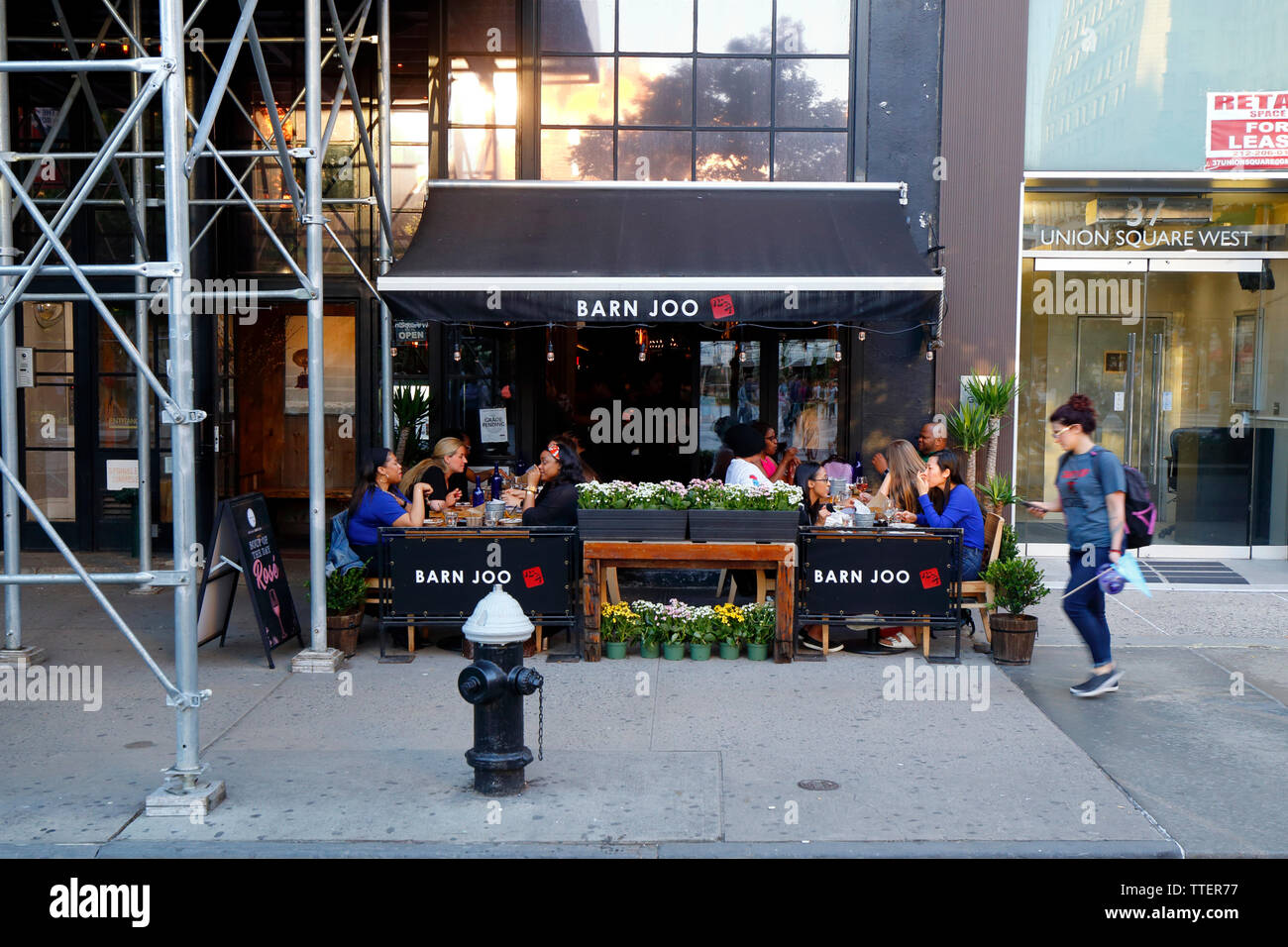 Scheune Joo, 35 Union Square West, New York, NY. aussen Storefront eines koreanischen Restaurant und Straßencafé am Union Square in Manhattan. Stockfoto