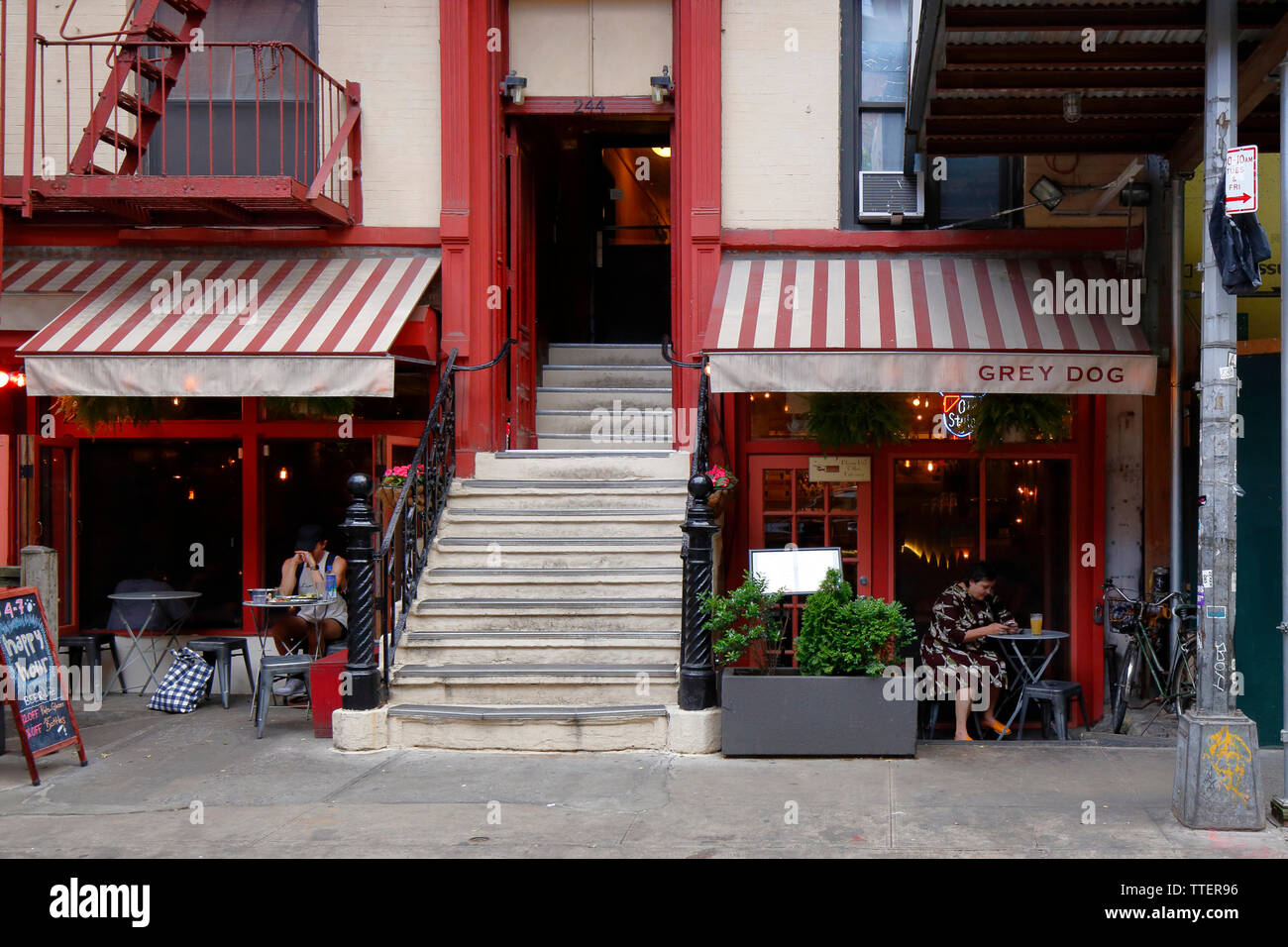 Der graue Hund Chelsea, 242 W 16th Street, New York, NY. aussen Storefront eines Restaurants im Stadtteil Chelsea in Manhattan. Stockfoto