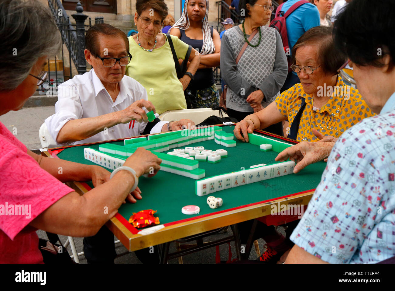 Senioren an einem Tisch spielen Mah Jongg am 2019 Ei, Brötchen, Ei, Cremes und Empanadas Festival auf Eldridge St, New York, New York (16. Juni 2019) Stockfoto