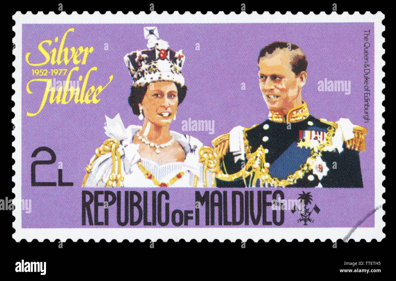 Malediven - ca. 1977: Briefmarke in Malediven gedruckt zeigt ein Bild der Königin und der Herzog von Edinburgh, ca. 1977. Stockfoto