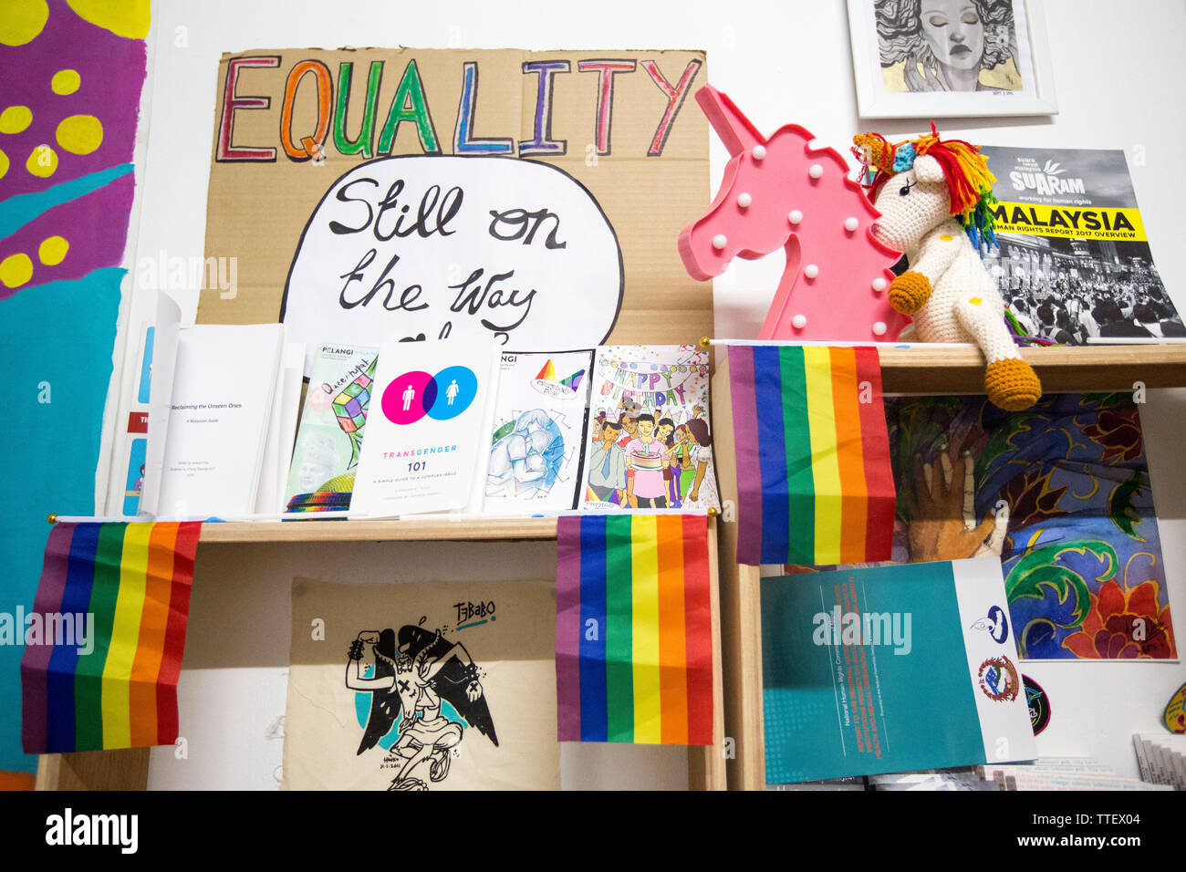 Malaysia LGBT-Bücher, Fahnen, Kunst und Erinnerungsstücke an einem lgbtq Resource Center in Kuala Lumpur, Malaysia. Stockfoto