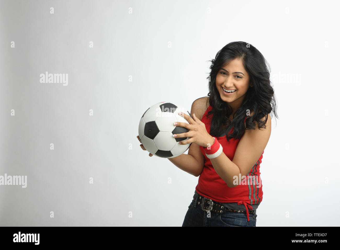 Porträt einer Frau hält einen Fußball und lächelnd Stockfoto