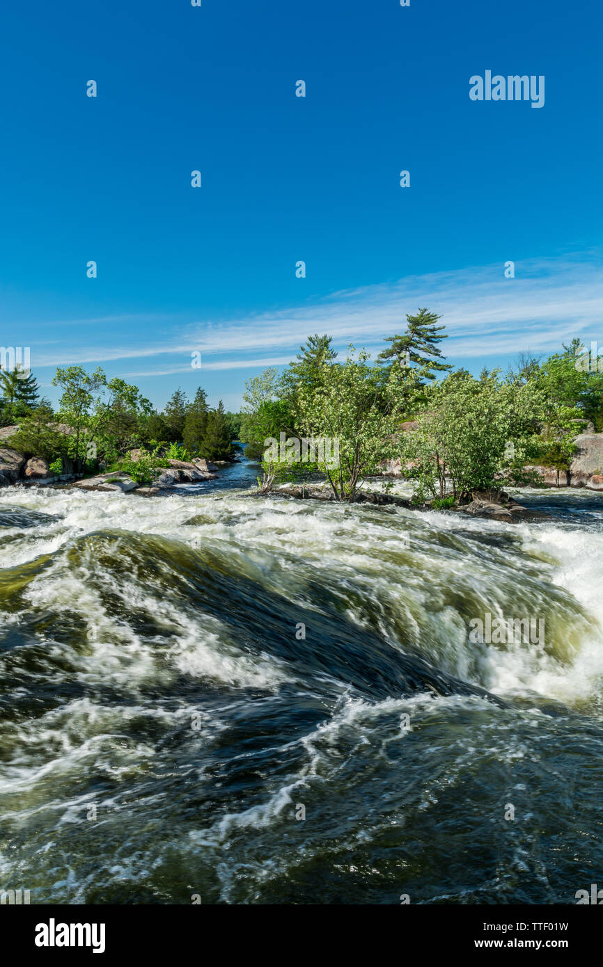 Burleigh Falls Peterborough Canada zeigt wunderschöne rosa Felsen, Stromschnellen und Wasserfälle an einem sonnigen Sommertag Stockfoto