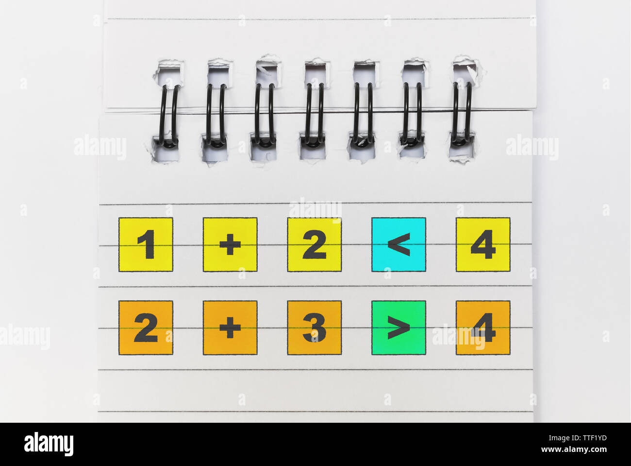 Mathematische Ausbildung mit elementaren mathematischen Operationen und zahlen Vergleich Stockfoto