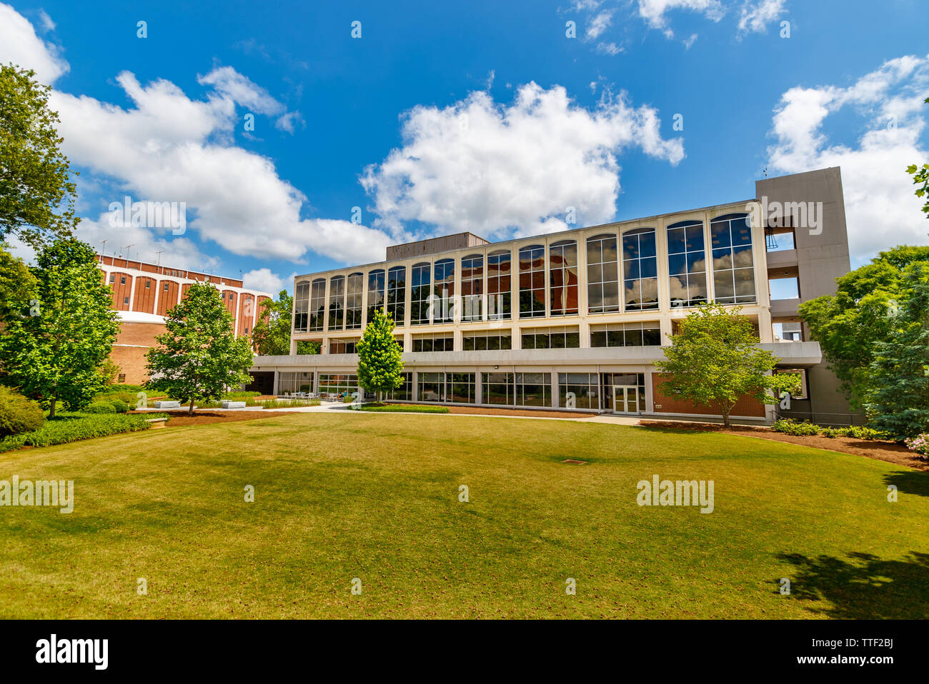 ATHENS, GA, USA - Mai 3: Journalismus Gebäude am 3. Mai 2019 an der Universität von Georgia in Athens, Georgia. Stockfoto