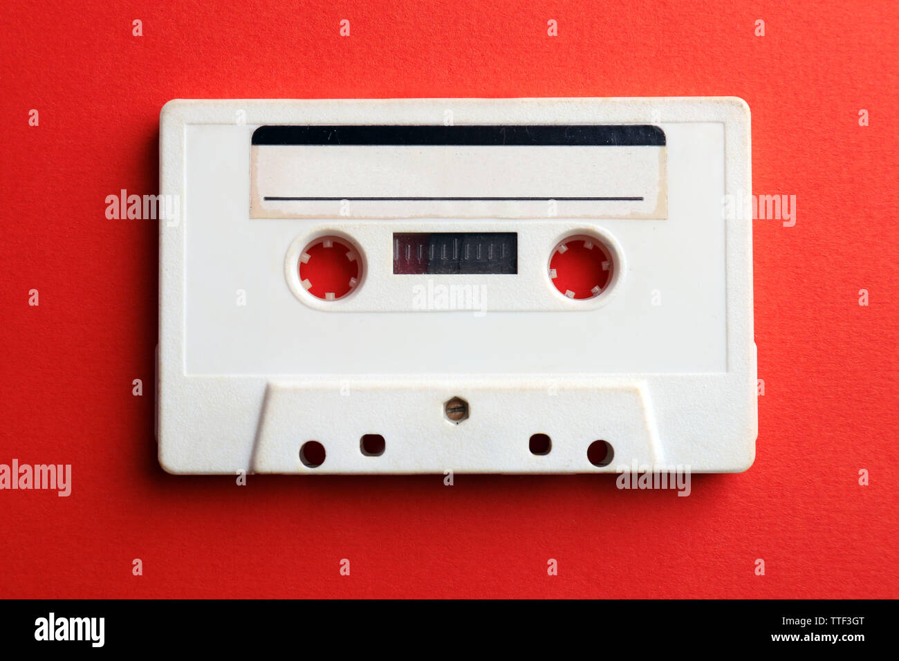 Alte Audiokassette auf rotem Hintergrund Stockfoto