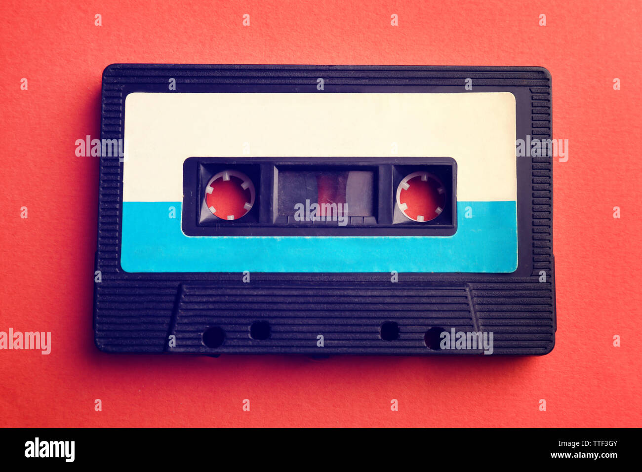 Alte Audiokassette auf rotem Hintergrund Stockfoto
