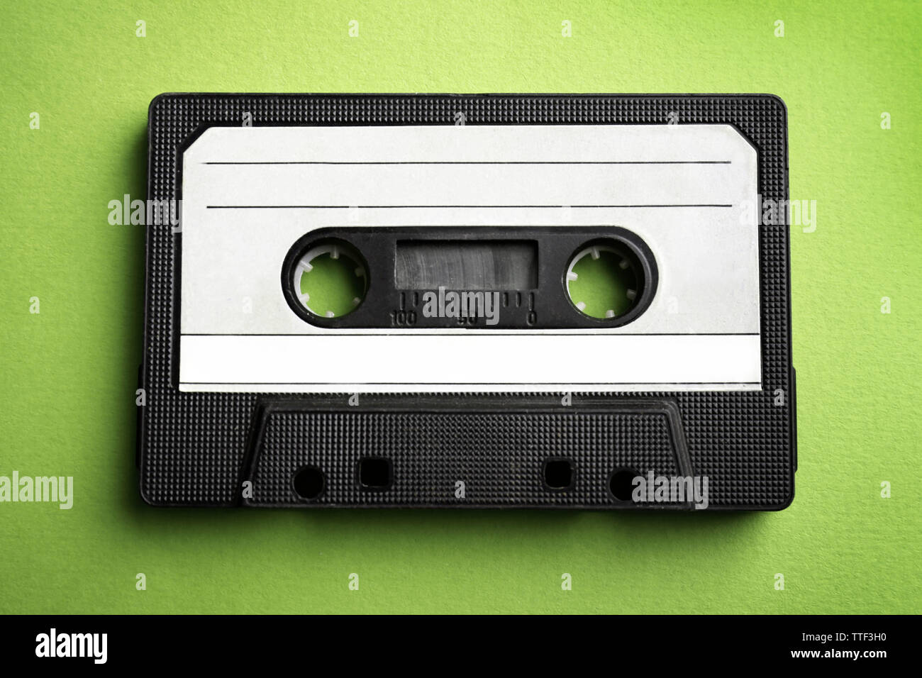 Alte Audiokassette auf rotem Hintergrund Stockfoto