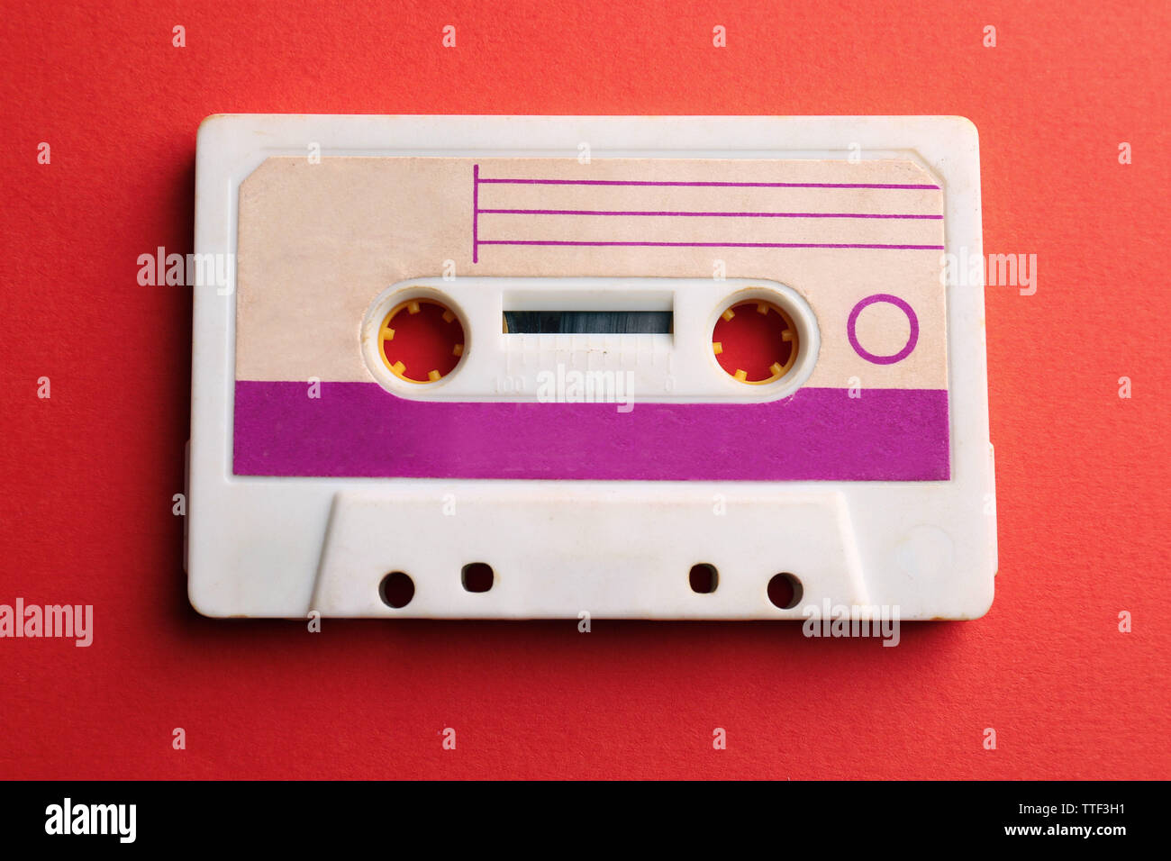 Alte Audiokassette auf rotem Hintergrund Stockfoto