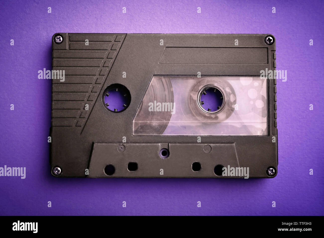 Alte Audiokassette auf rotem Hintergrund Stockfoto