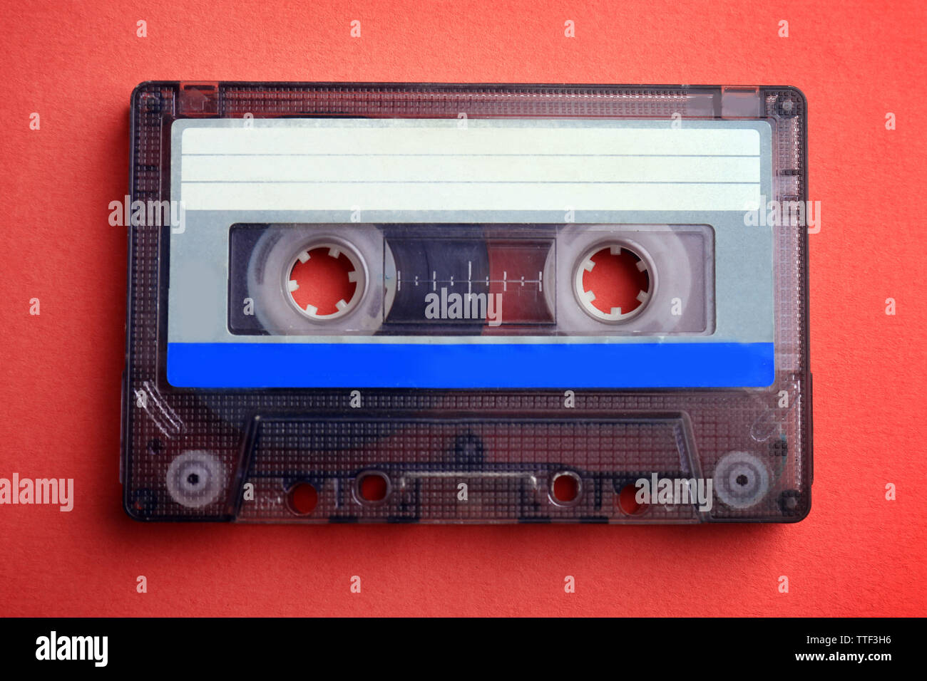 Alte Audiokassette auf rotem Hintergrund Stockfoto