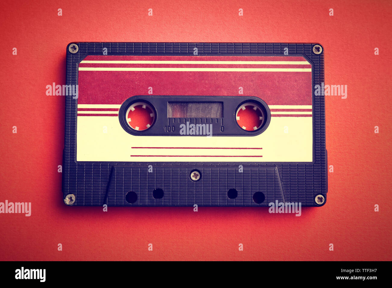 Alte Audiokassette auf rotem Hintergrund Stockfoto
