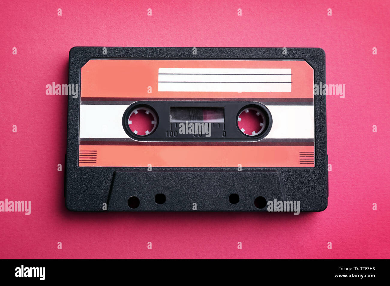 Alte Audiokassette auf rotem Hintergrund Stockfoto