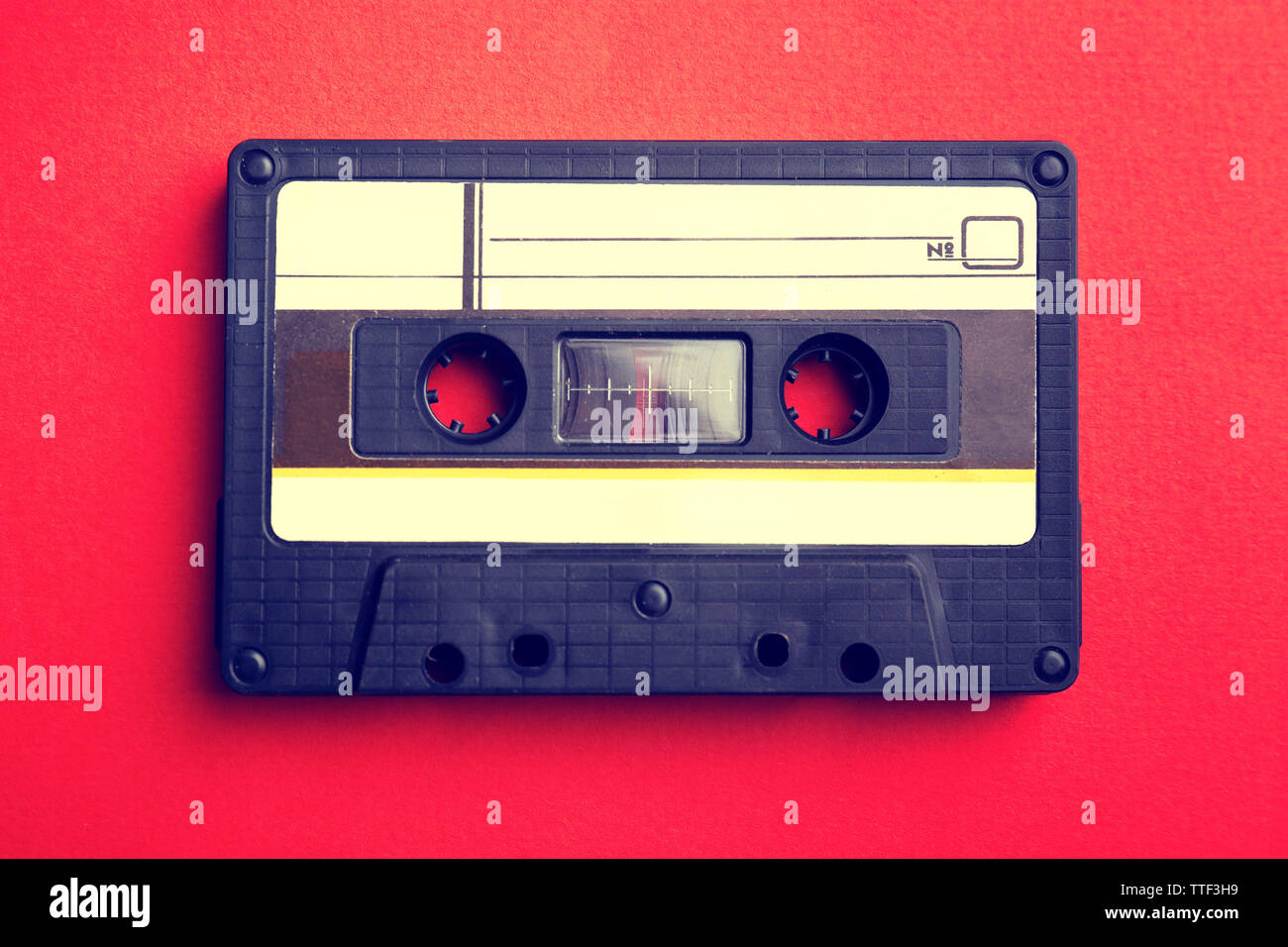 Alte Audiokassette auf rotem Hintergrund Stockfoto
