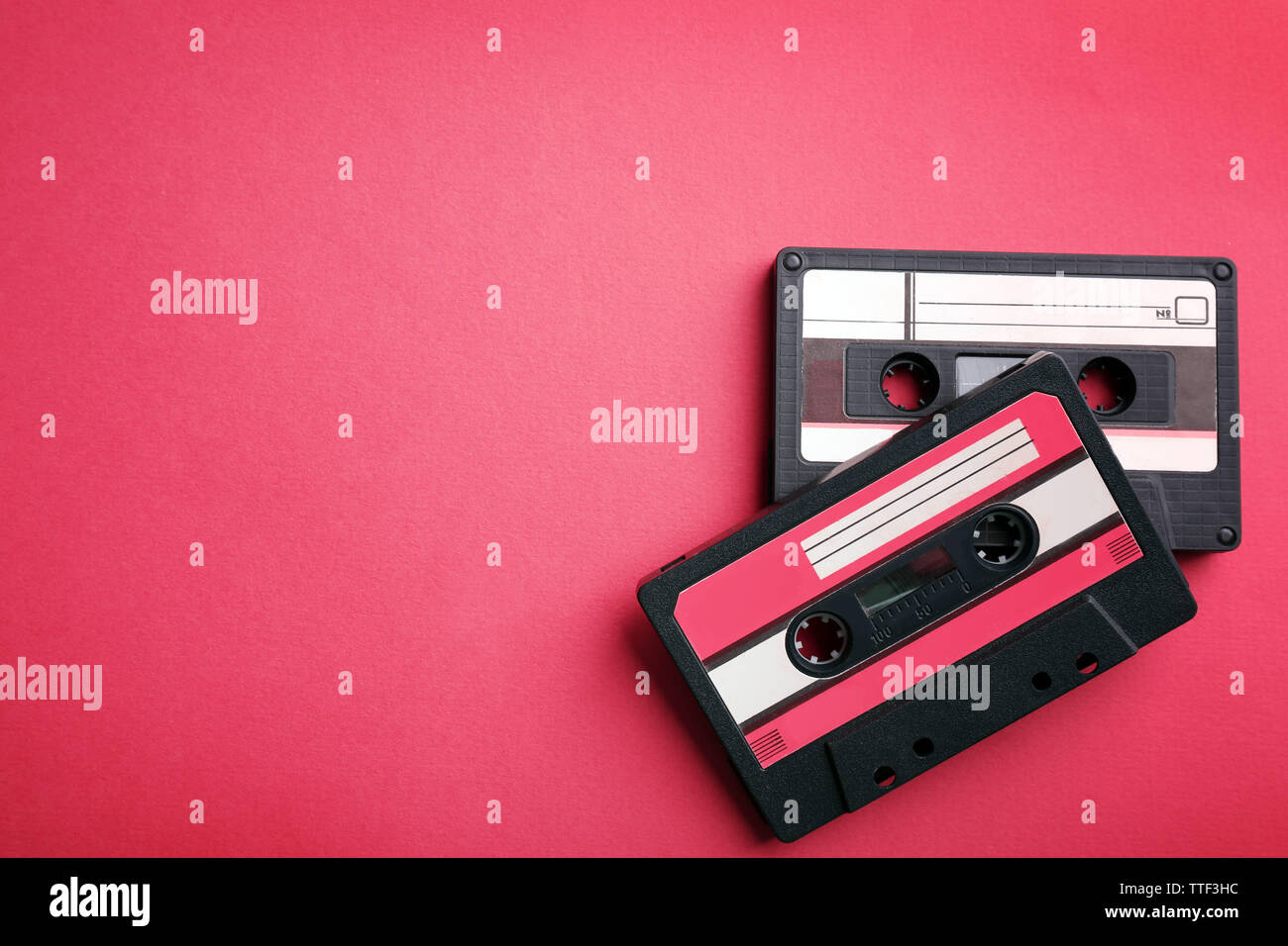 Alten Tonbandkassetten auf rotem Hintergrund Stockfoto
