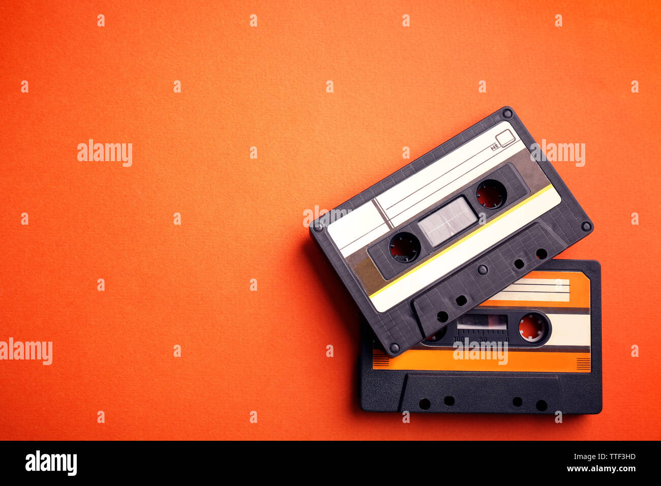 Alten Tonbandkassetten auf rotem Hintergrund Stockfoto