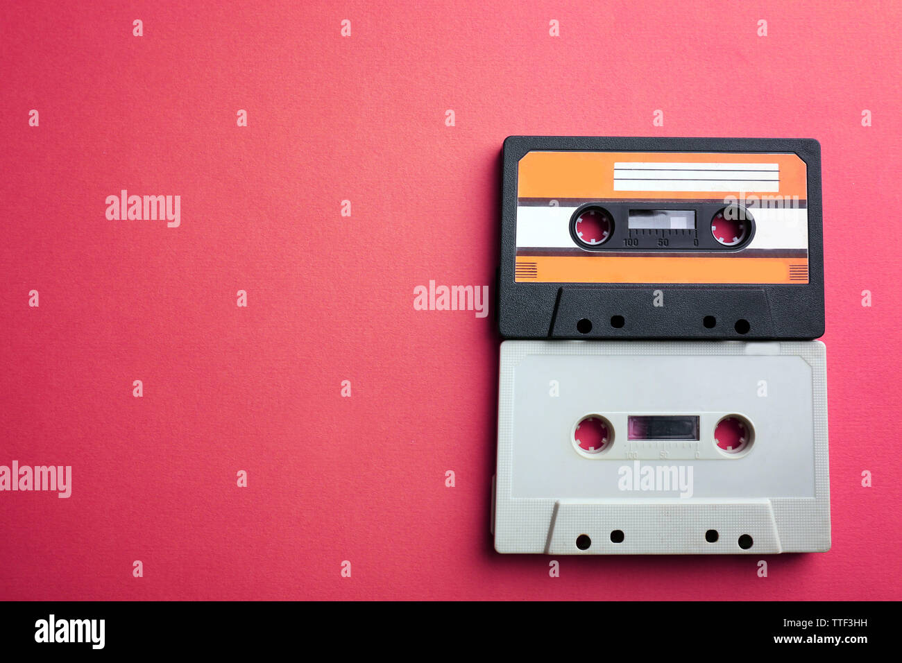 Alten Tonbandkassetten auf rotem Hintergrund Stockfoto