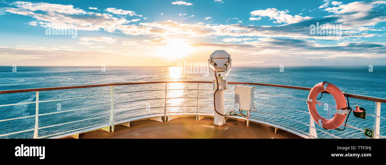 Sommer Kreuzfahrt Konzept. Panoramasicht auf das Meer, mit einem wunderschönen Sonnenuntergang über dem Horizont. Stockfoto