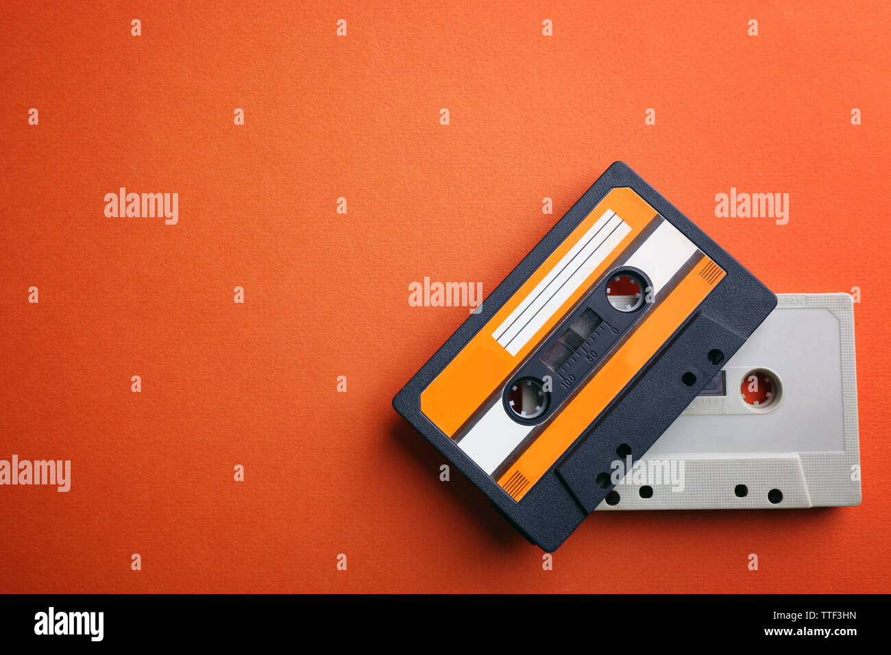 Alten Tonbandkassetten auf rotem Hintergrund Stockfoto