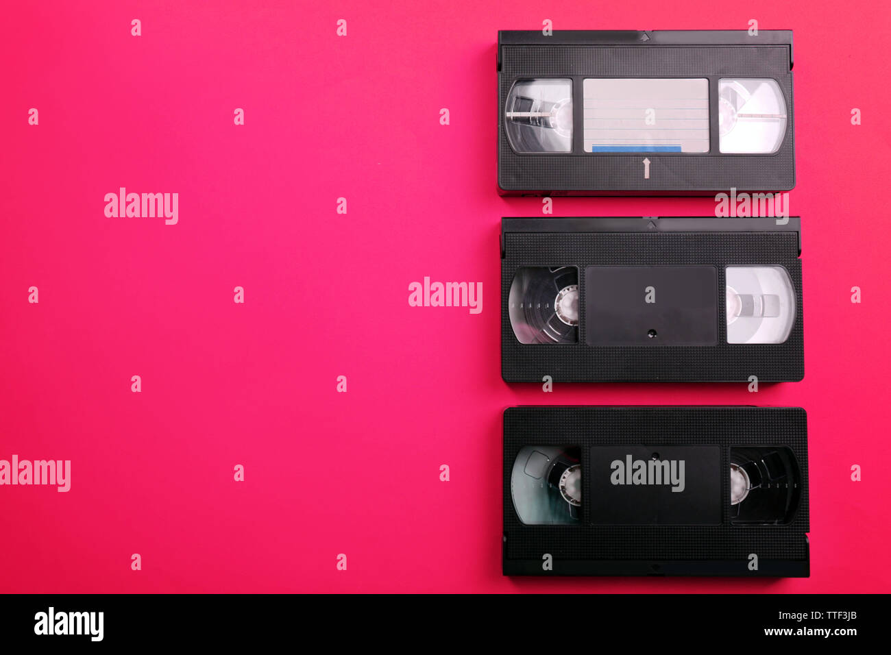 Satz von alten Videokassetten auf rotem Hintergrund Stockfoto