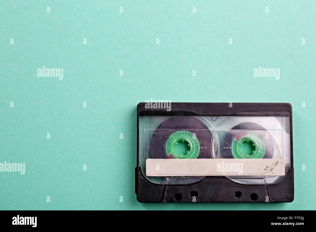 Alte Audiokassette auf Türkisfarbenem Hintergrund Stockfoto