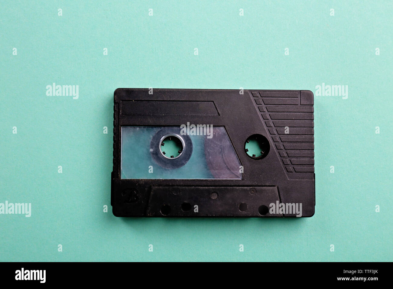 Alte Audiokassette auf Türkisfarbenem Hintergrund Stockfoto